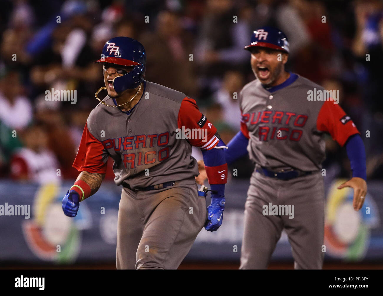 Javier Baez de Puerto Rico pega de homerun , durante el partido entre