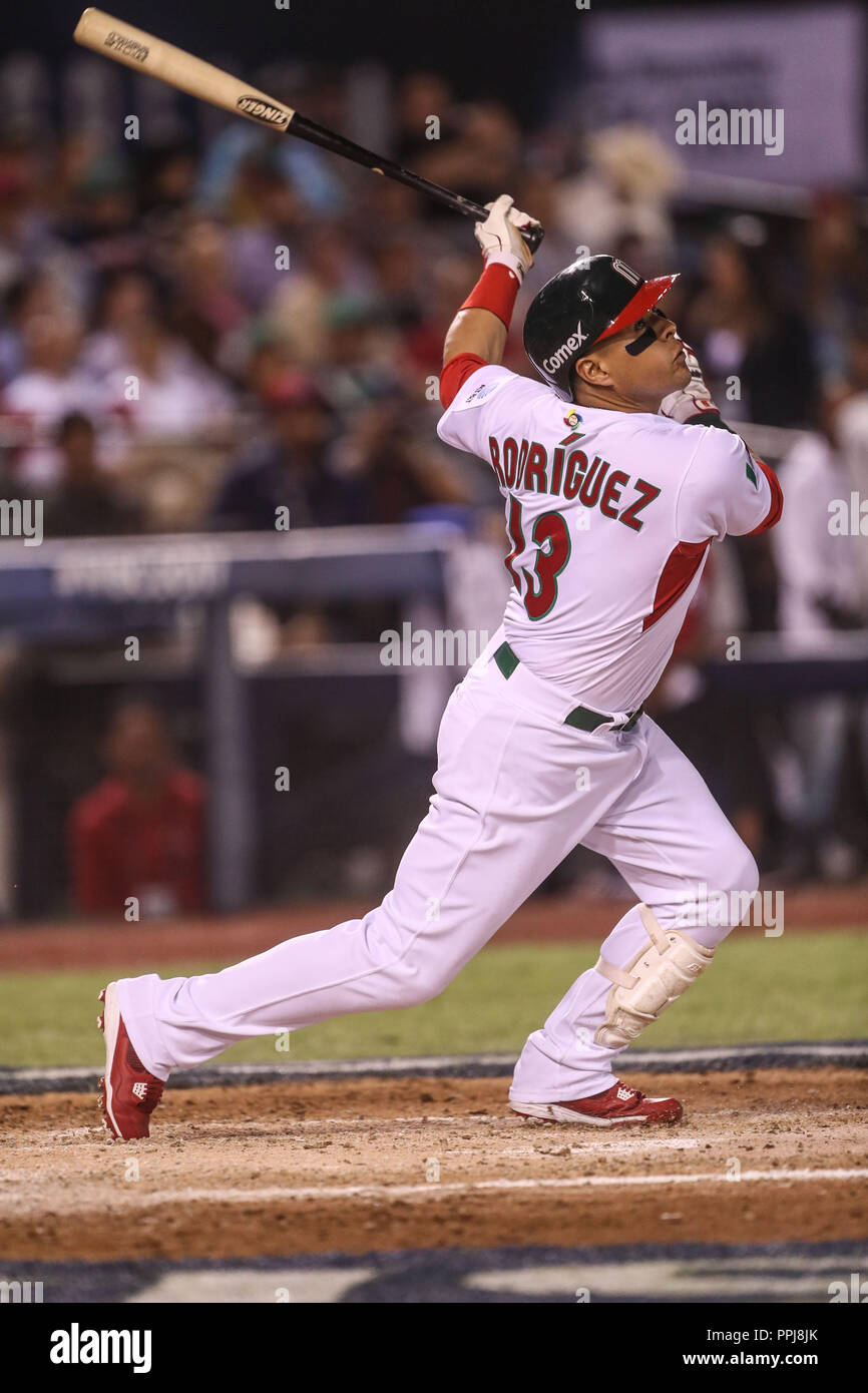 Manny Rodriguez de Mexico intenta conectar la pelota séptima entrada