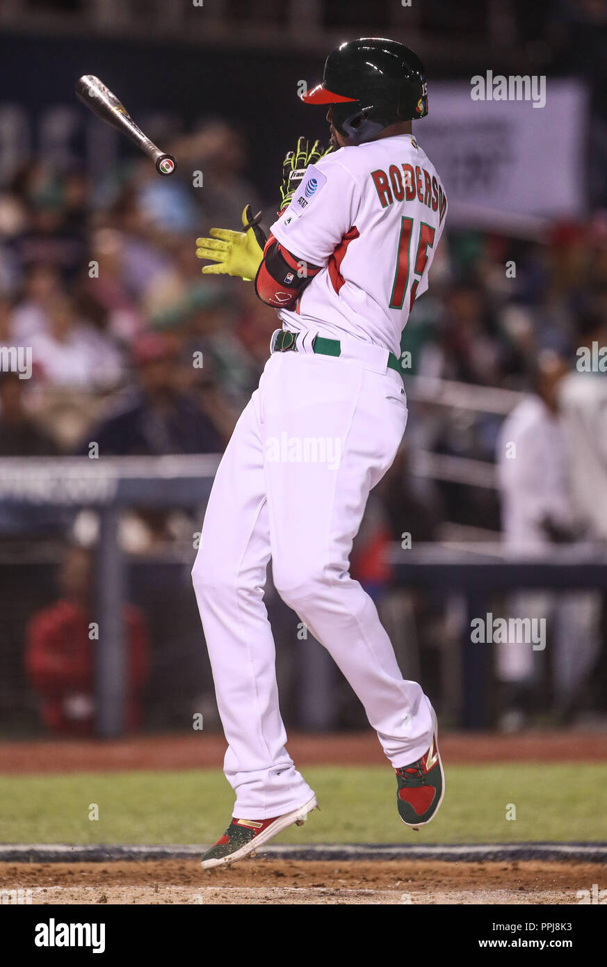 Cris Roberson de Mexico esquiva un golpe de pelota séptima entrada