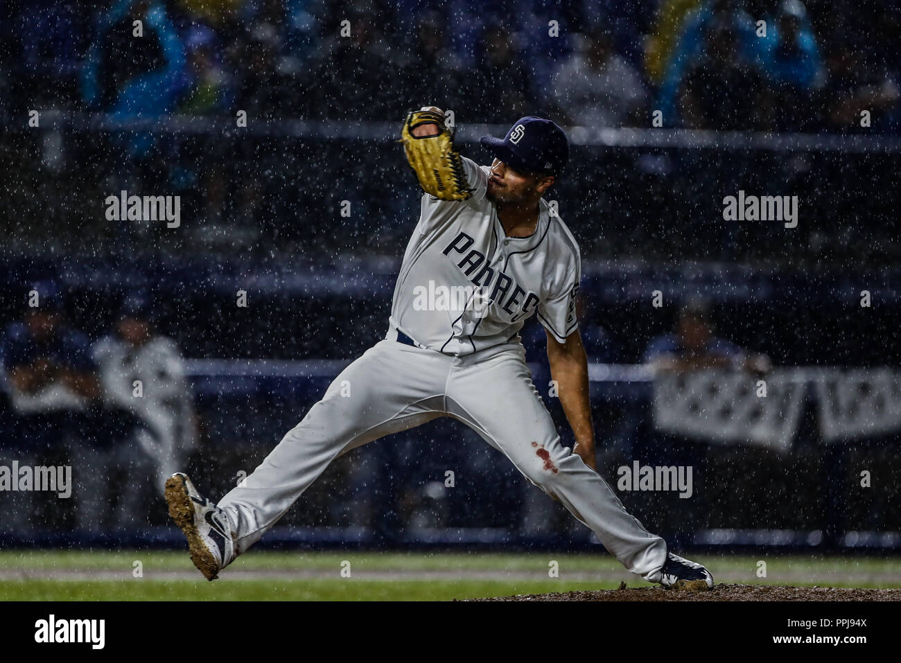 Joey Lucchesi pitcher inicial de San Diego lanza la pelota bajo la intensa lluvia, durante el partido de beisbol de los Dodgers de Los Angeles contra  Stock Photo