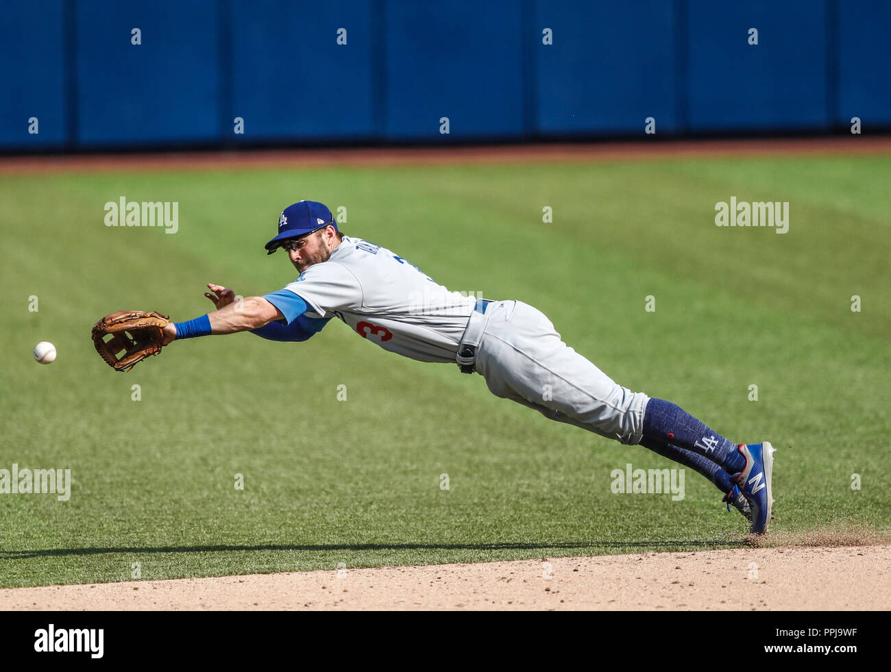 Chris Taylor hace un lance en una jugada. Atrapada de pelota.   Acciones del partido de beisbol, Dodgers de Los Angeles contra Padres de San Diego, te Stock Photo