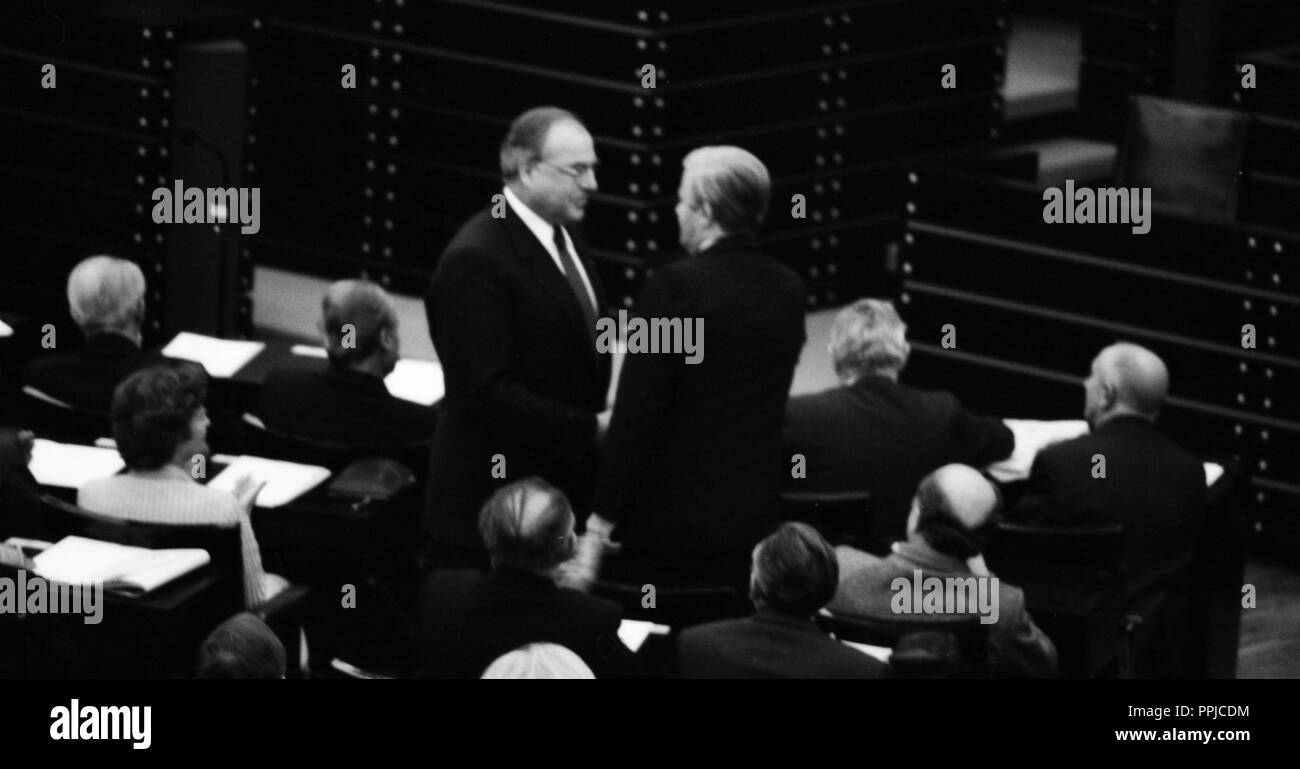 Helmut Kohl (l) congrats Chancellor Helmut Schmidt. Election, swearing-in and presentation of the third cabinet of Federal Chancellor Helmut Schmidt on 5 November 1980 in Bonn. | usage worldwide Stock Photo