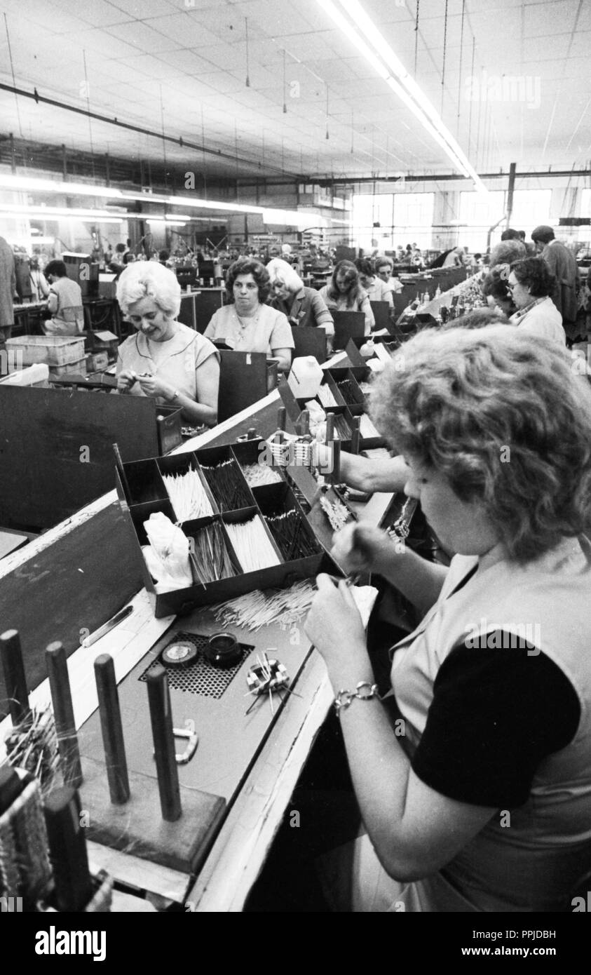 Women's jobs at the equipment manufacturer Krups on 24.06.1975 in