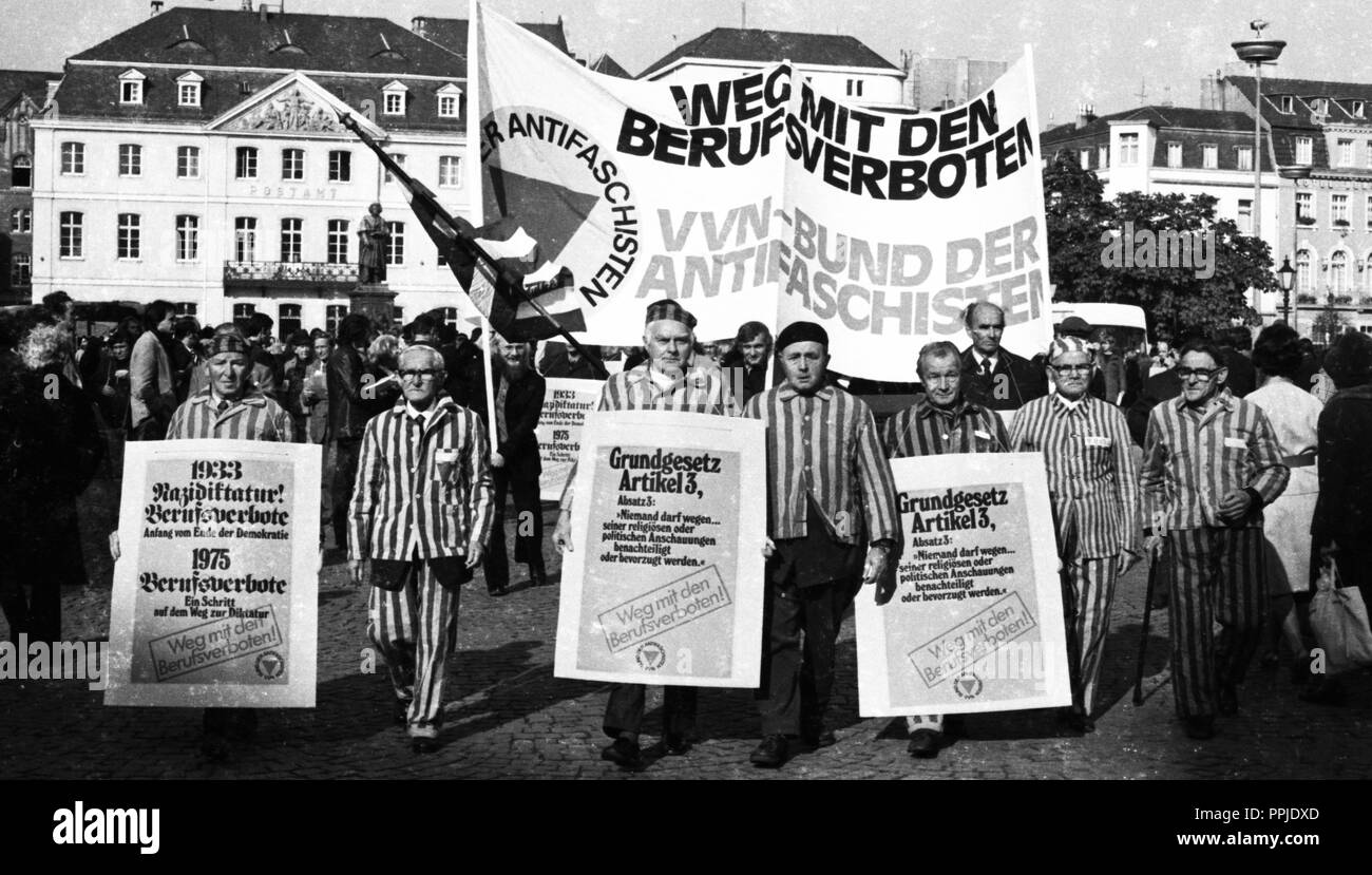 Nazi victims, some in concentration camp uniforms, demonstrated in Bonn on October 23, 1975 against the occupational bans caused by the radical decree. The Association of Persecutees of the Nazi Regime ( VVN) had called for this. | usage worldwide Stock Photo