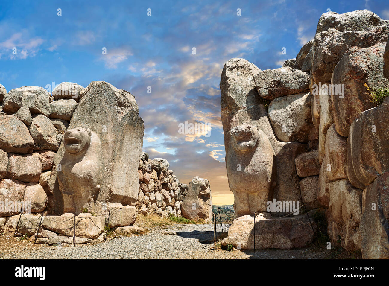 O Portão Do Leão No Sudoeste De Hattusa é Uma Cidade Antiga Localizada  Perto De Bogazale Moderno Na Província Do Coro De Turkeyrsq Foto de Stock -  Imagem de escultura, antigo: 255079008