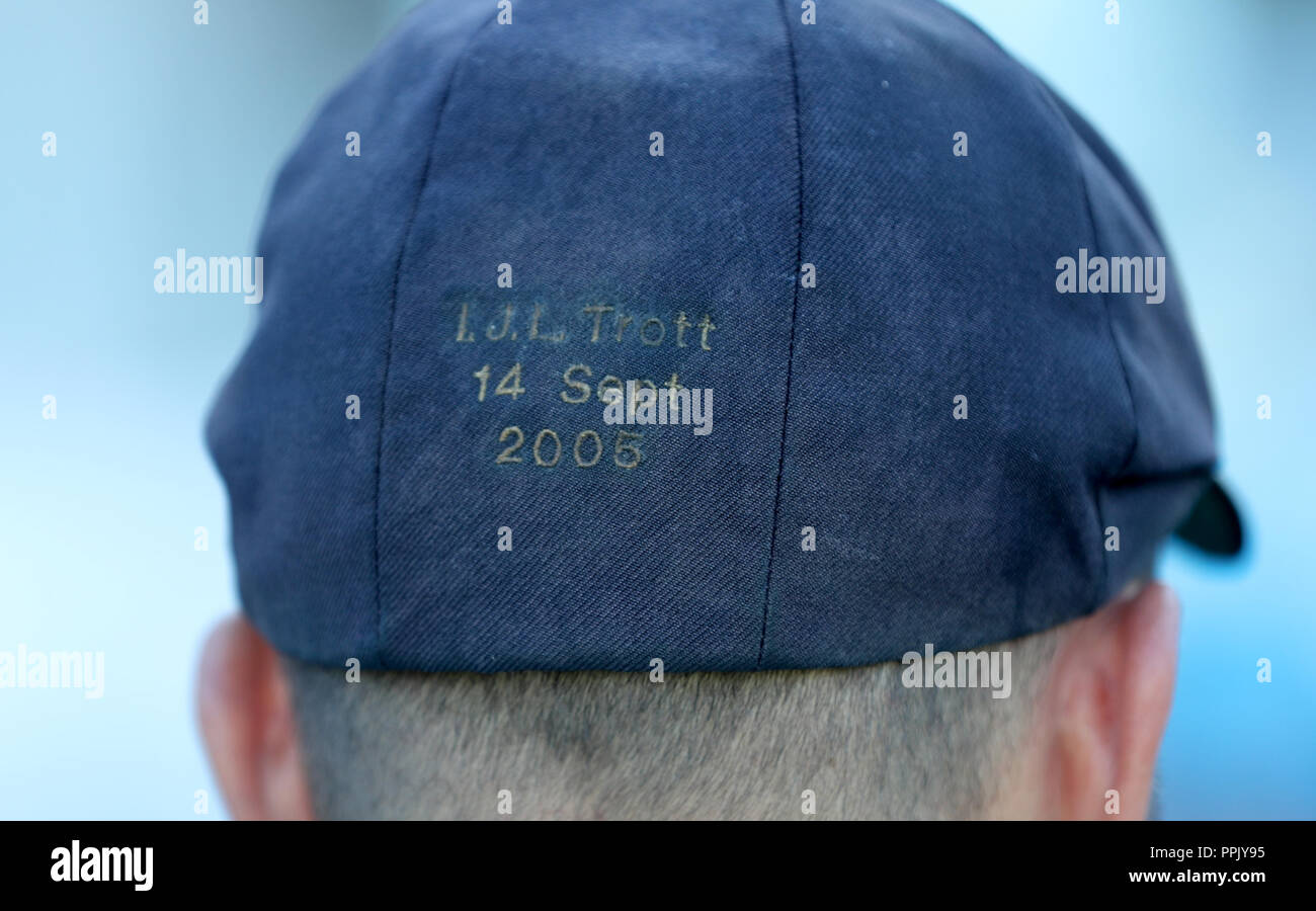 Detail on Warwickshire's Jonathan Trott's cap after the Specsavers County Championship Division Two match at Edgbaston, Birmingham. PRESS ASSOCIATION Photo. Picture date: Wednesday September 26, 2018. See PA story CRICKET Warwickshire. Photo credit should read: Simon Cooper/PA Wire. Stock Photo