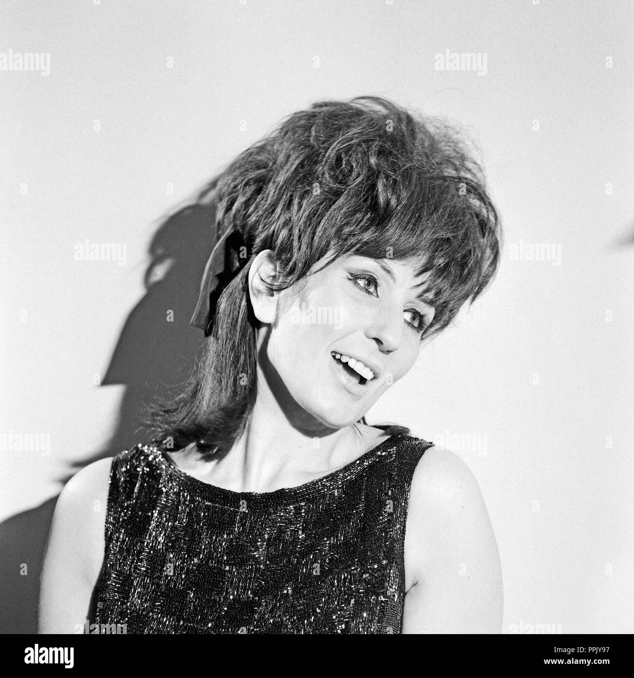 Alma Coogan, britische Schlagersängerin, bei einem Fernsehauftritt in