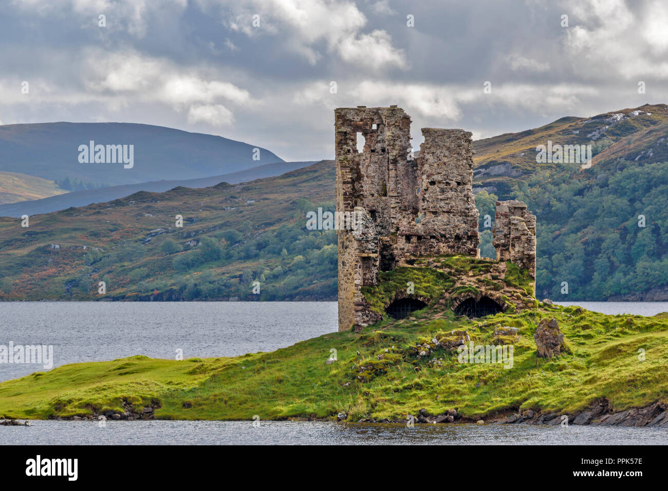 ARDVRECK CASTLE ON LOCH ASSYNT SUTHERLAND SCOTLAND REMAINS OF STONE WALLS Stock Photo