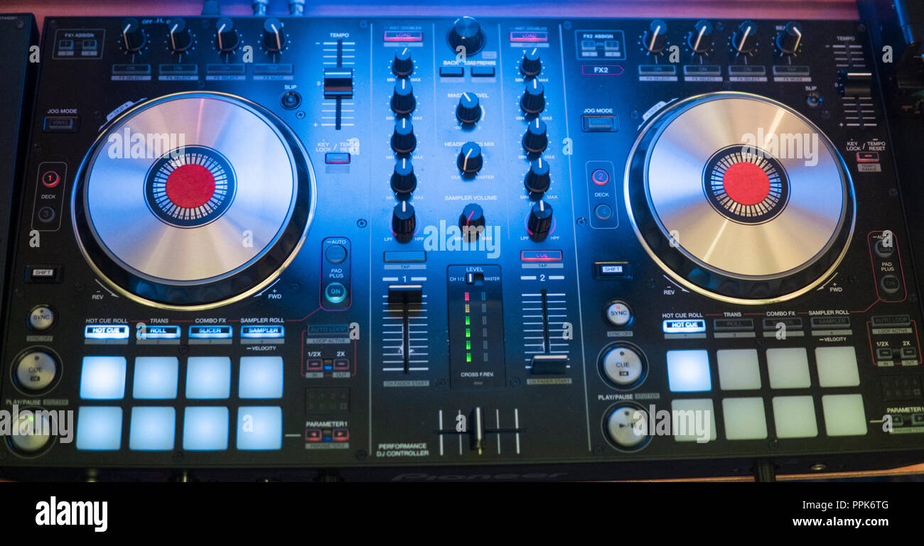 DJ plays and mix music on digital mixer controller. Close-up DJ performance  controller, digital midi turntable system, adjustable torque,  aluminum-turntable platter, fader, knob and slider, button Stock Photo -  Alamy