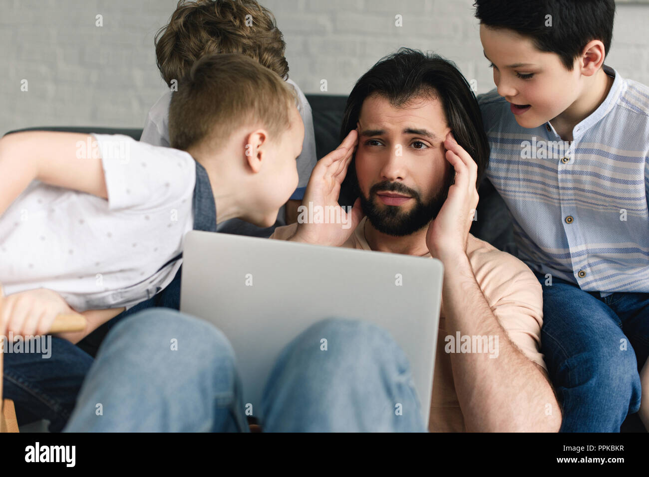 Мужчине мешают дети. Уставшая мама с детьми. Воспитание ребенка. Родители и дети. Удаленная работа с детьми.