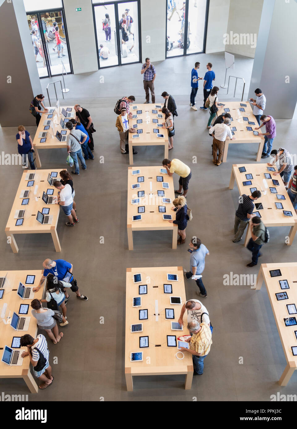 Apple store in Barcelona, Spain Stock Photo Alamy