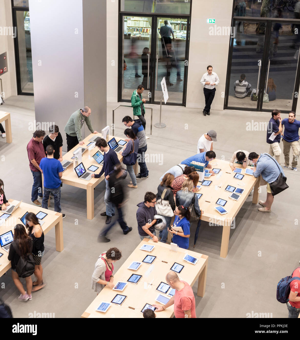 Apple store barcelona hires stock photography and images Alamy
