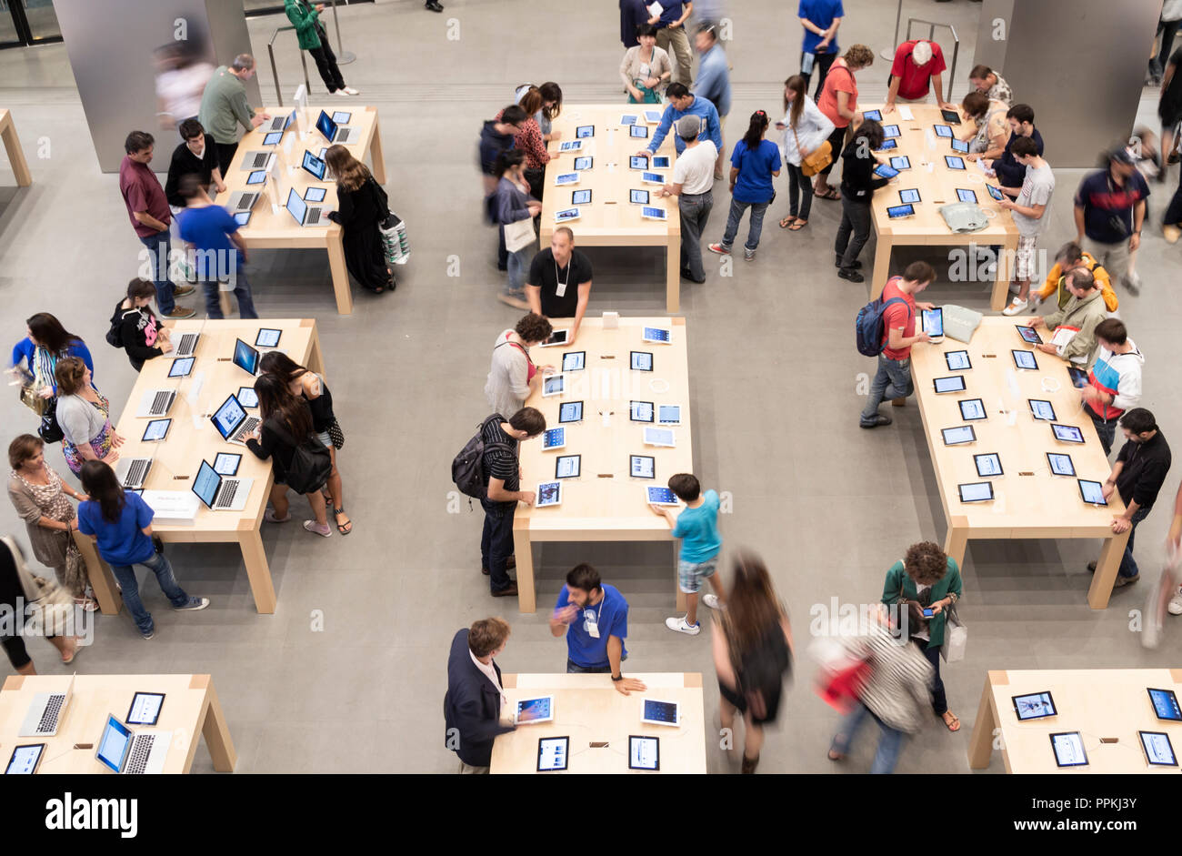 Apple store in Barcelona, Spain Stock Photo Alamy