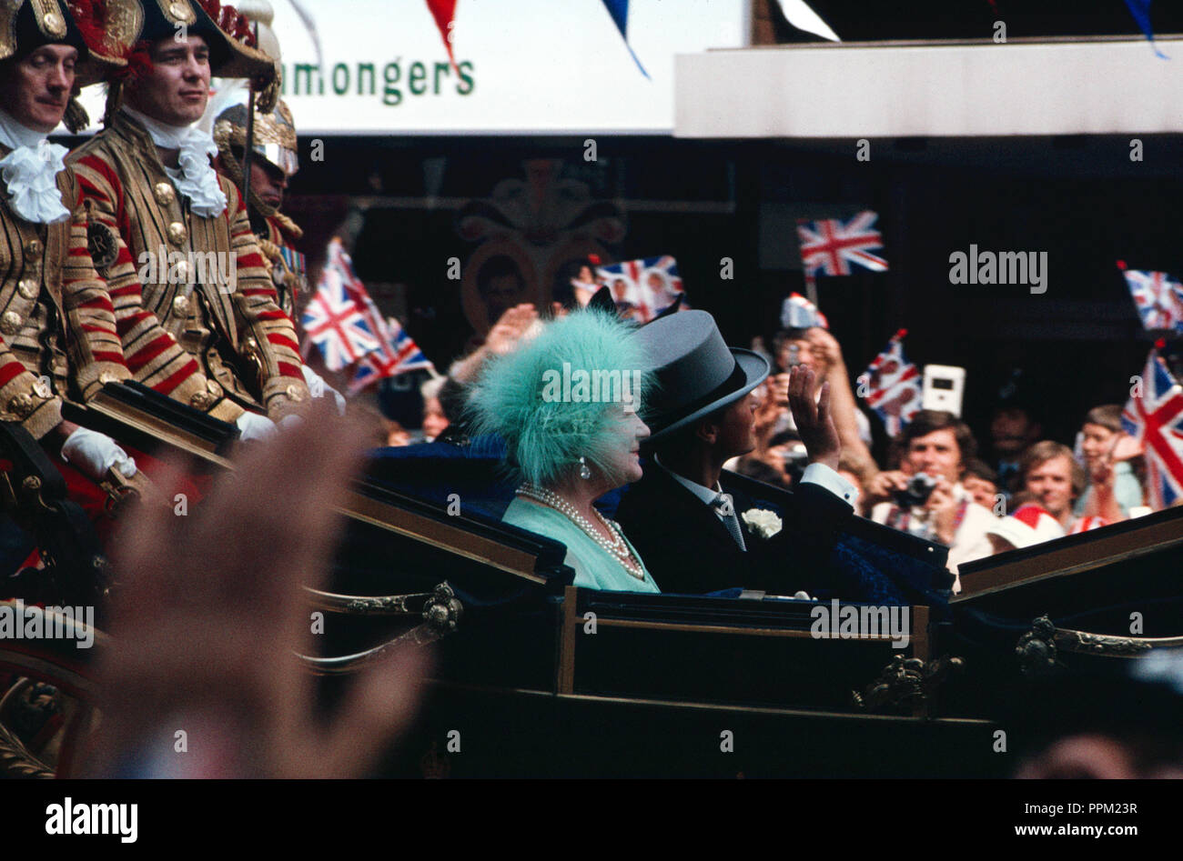 Queen Mother travelling in an open carriage down Fleet Street, London to attend the marriage of Prince Charles to Lady Diana Spencer Stock Photo