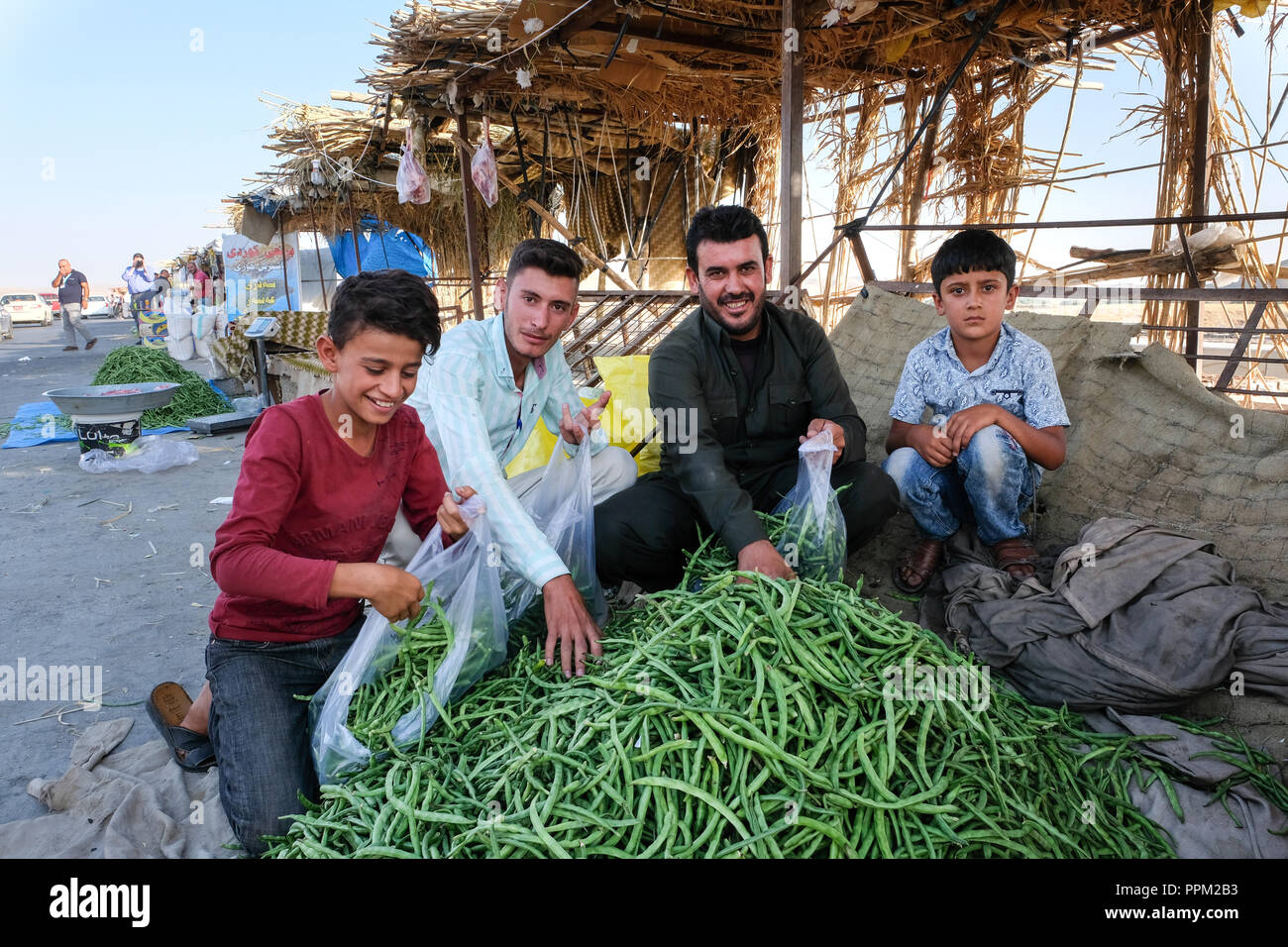 Greengrocer selling beans on the street from Erbil to Dohuk, Iraq, Kurdistan - Gemüsehändler an der Straße von Erbil nach Dohuk, Irak, Kurdistan Stock Photo