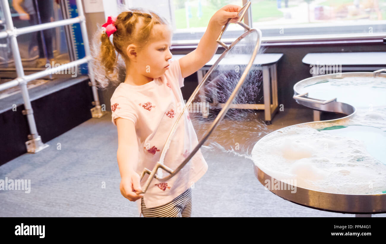 Kids science with bubbles at local science museum Stock Photo - Alamy