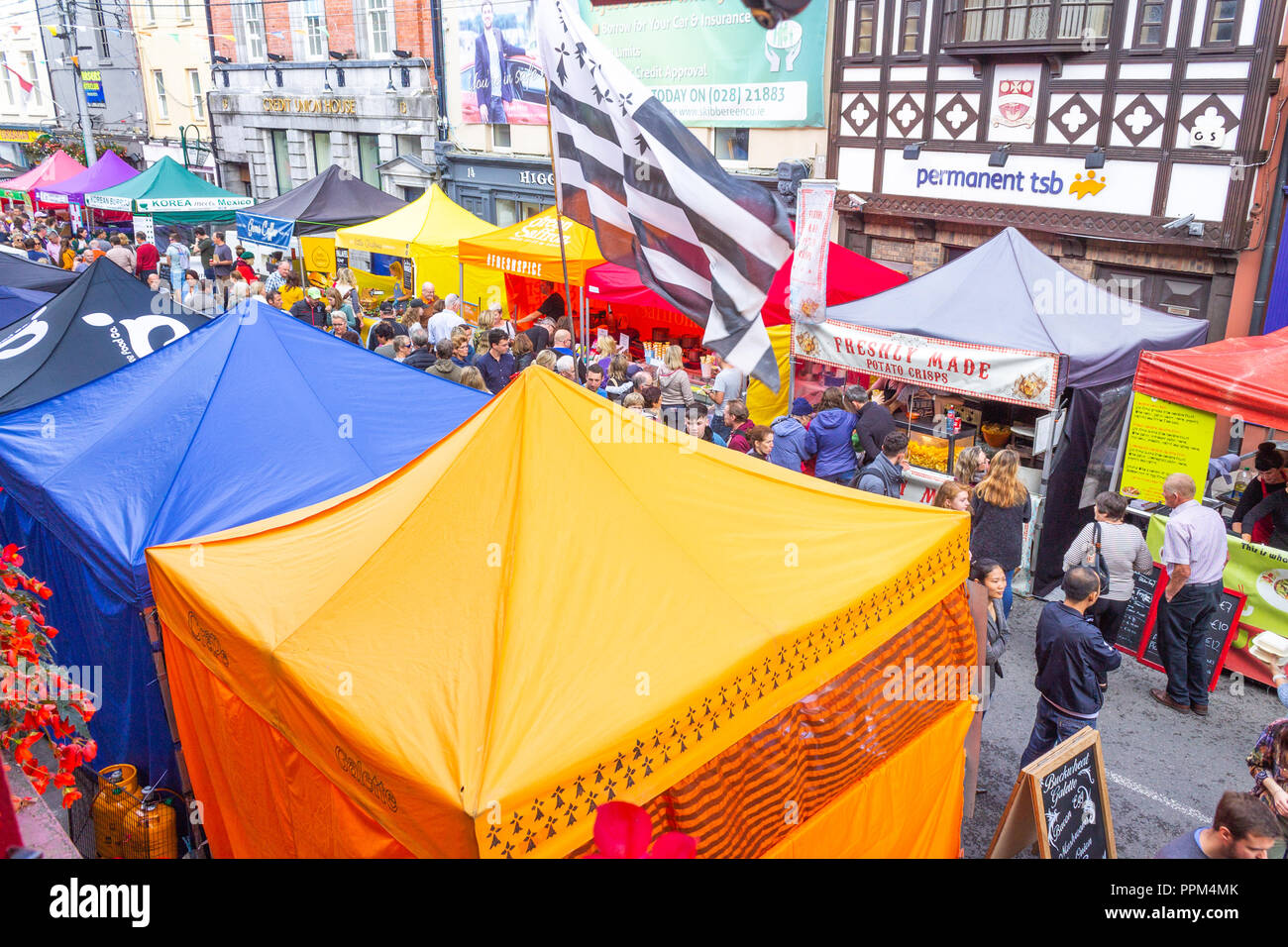 taste of west cork outdoor food festival attracts crowds of shoppers skibbereen west cork ireland. Stock Photo