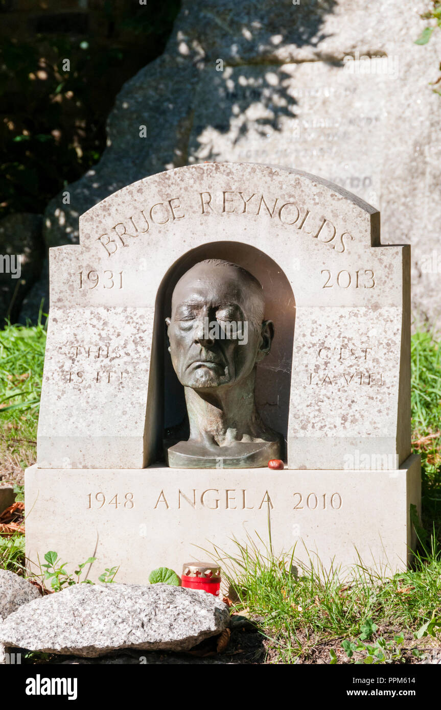 The grave of Bruce Reynolds in Highgate Cemetery, London.  The leader of the 1963 Great Train Robbery. Stock Photo