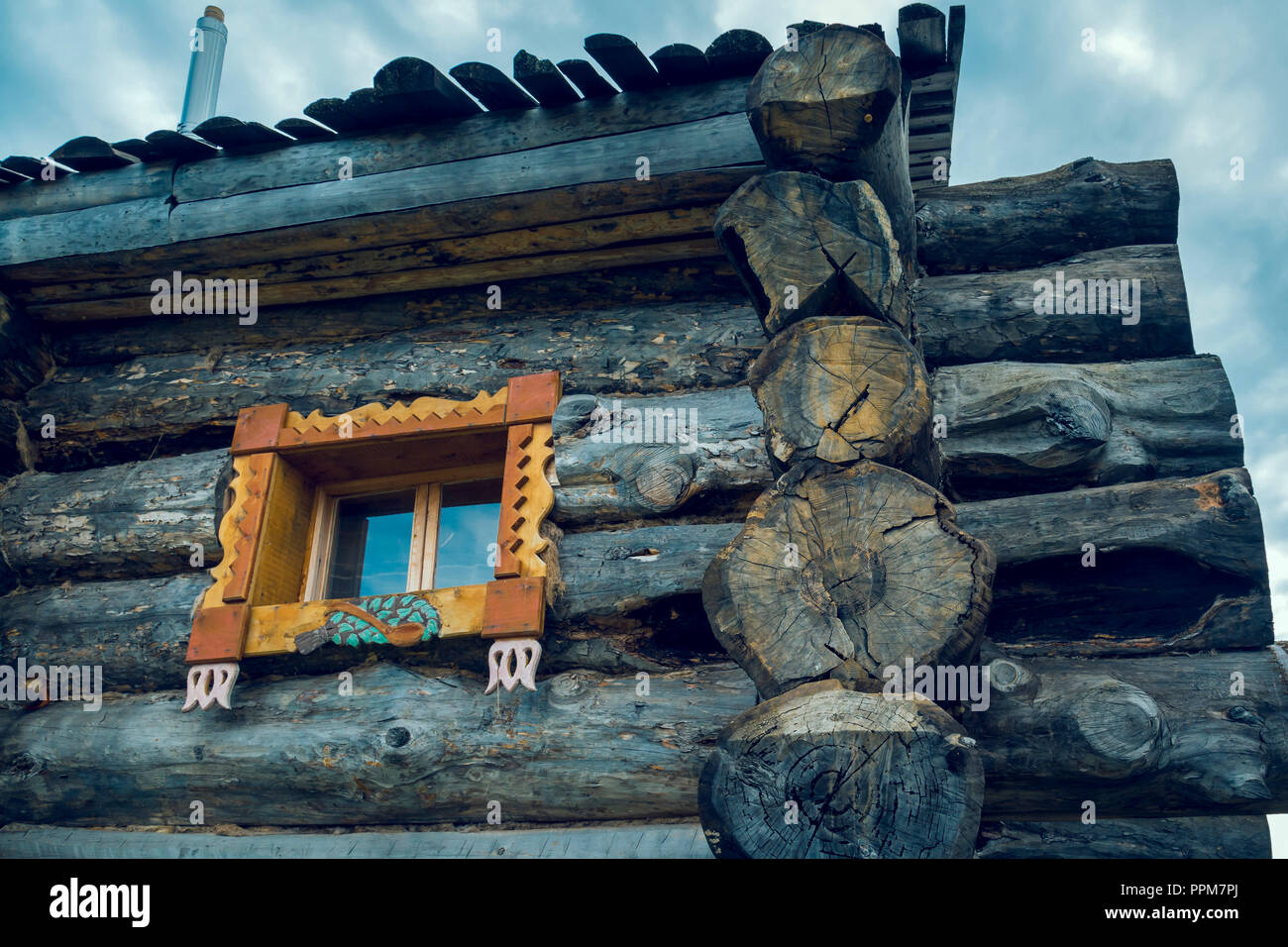 Trimmed log hut hi-res stock photography and images - Alamy