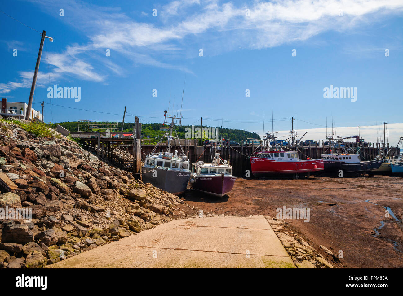 Bay of fundy low tide boats hi-res stock photography and images - Alamy
