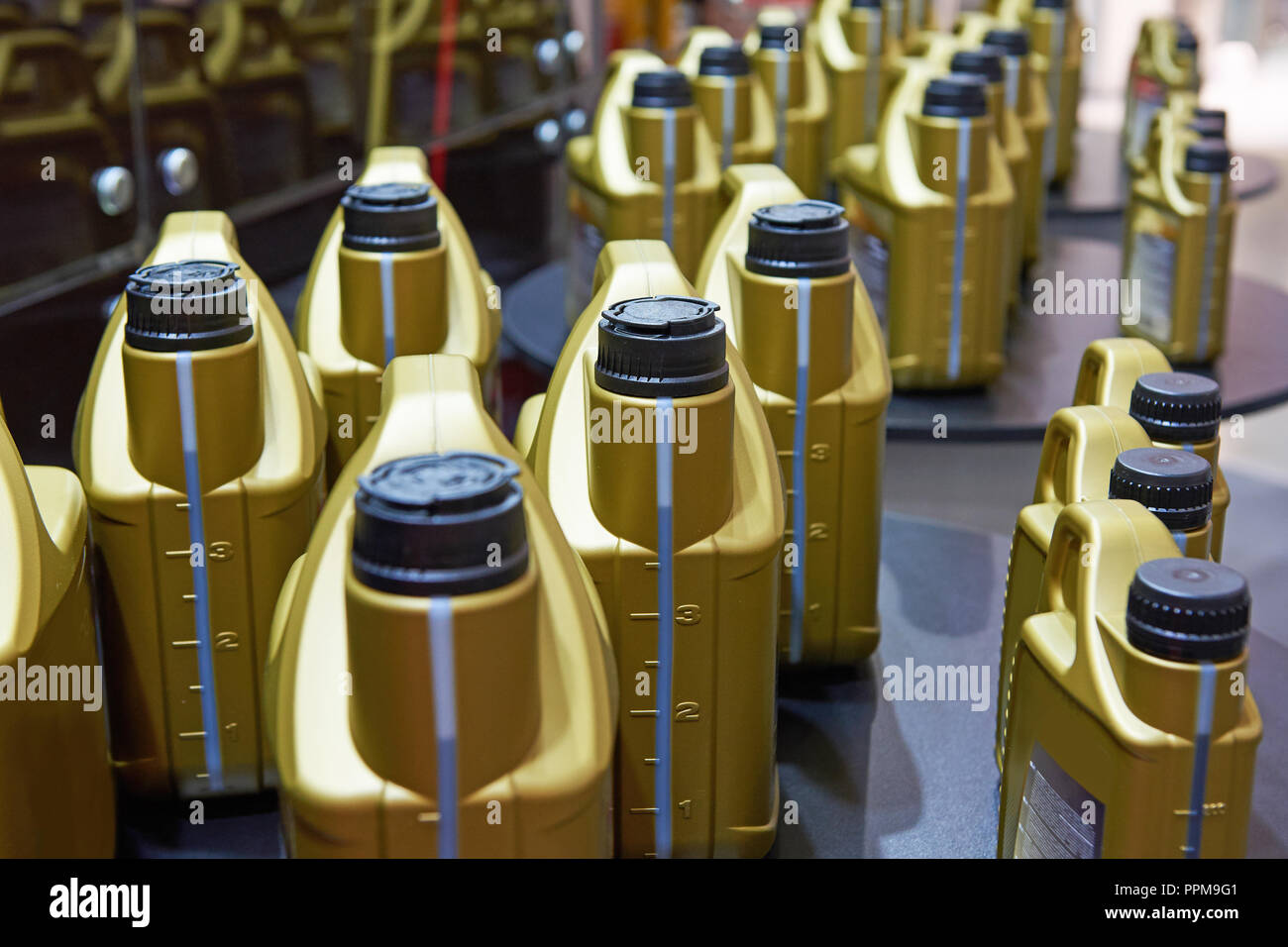 Motor oil cans hires stock photography and images Alamy