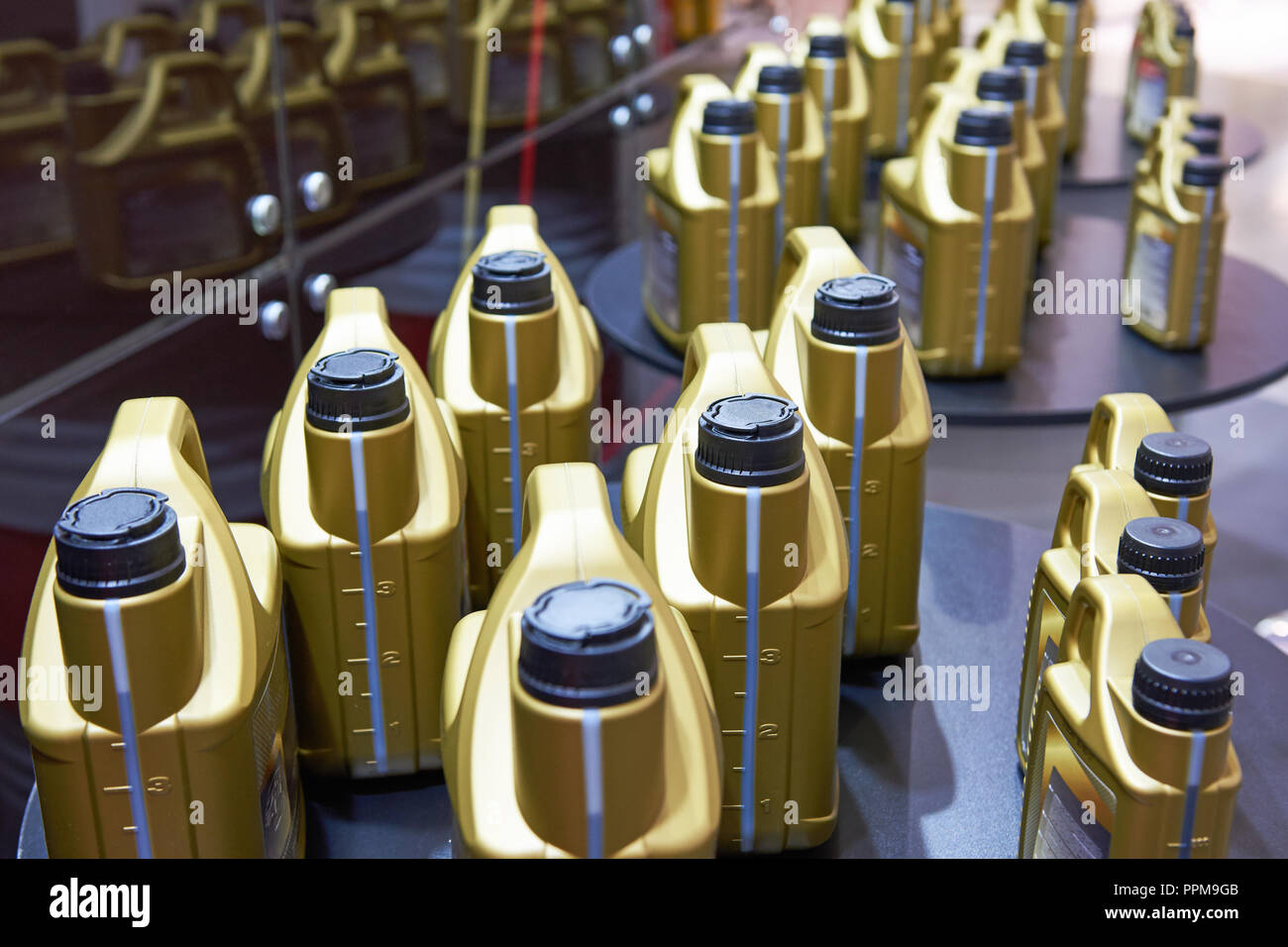 Motor oil cans hires stock photography and images Alamy
