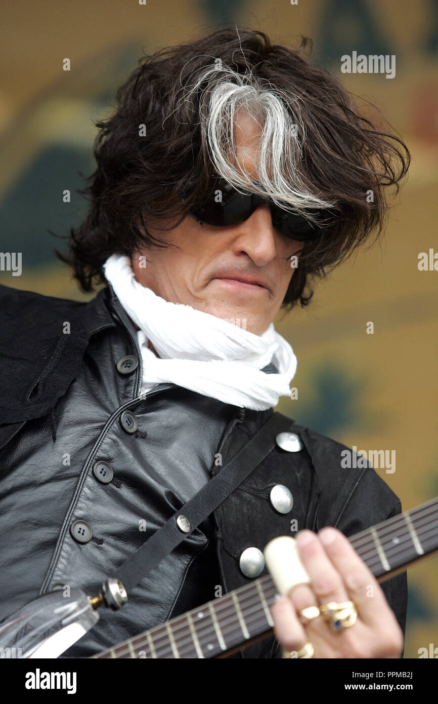 Joe perry guitarist hi-res stock photography and images - Alamy