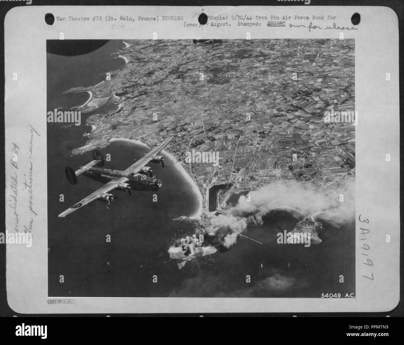 Bombardement aérien du Grand Bé à Saint-Malo, août 1944 Stock Photo - Alamy