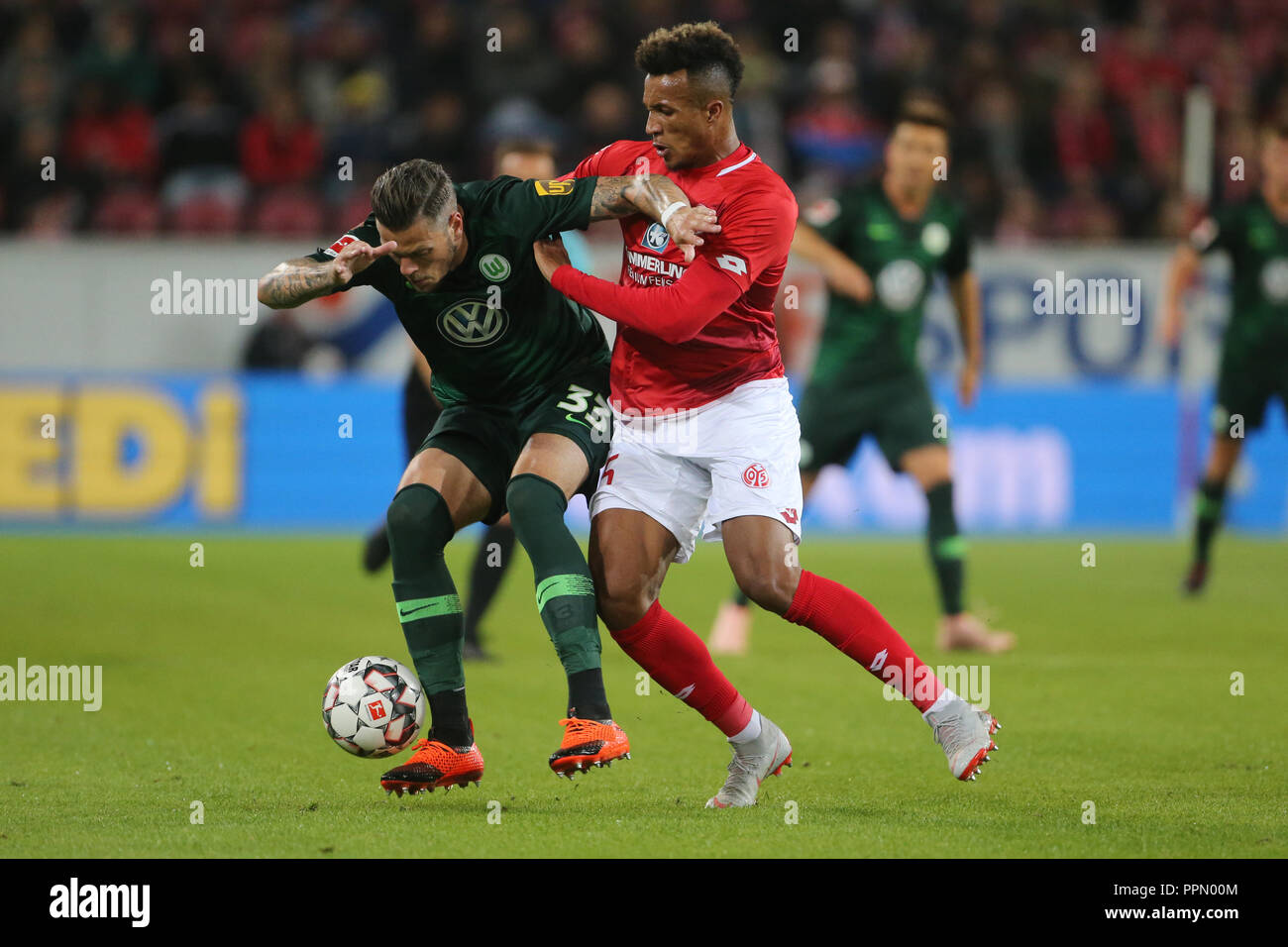 26 September 18 Rhineland Palatinate Mainz Soccer Bundesliga Fsv Mainz 05 Vfl Wolfsburg 5th Matchday In The Opel Arena Jean Philippe Gbamin R From Mainz And Daniel Ginczek From Wolfsburg Fight For The
