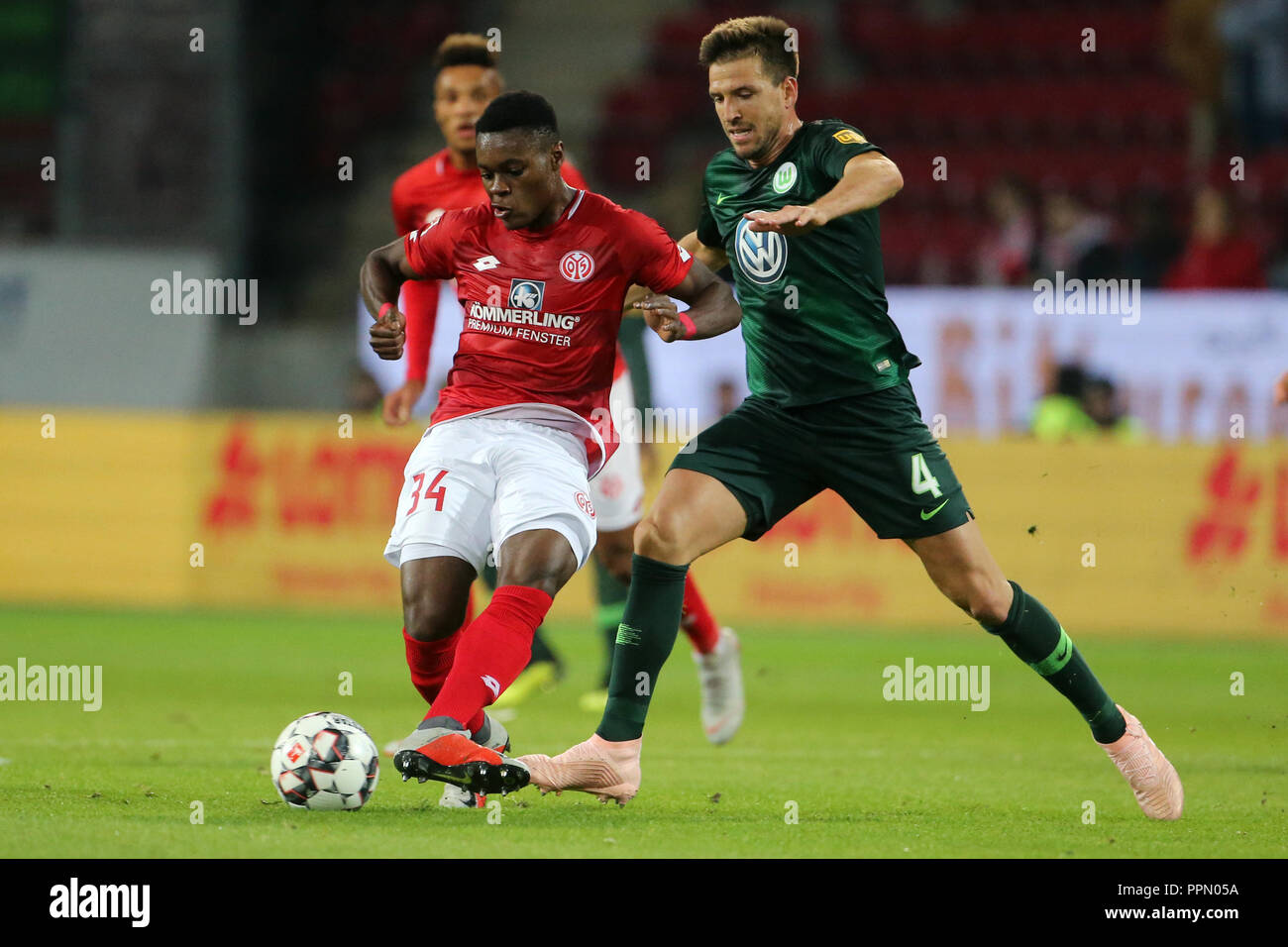 26 September 18 Rhineland Palatinate Mainz Soccer Bundesliga Fsv Mainz 05 Vfl Wolfsburg 5th Matchday In The Opel Arena Ridle Baku L From Mainz And Ignacio Camacho From Wolfsburg Fight For The