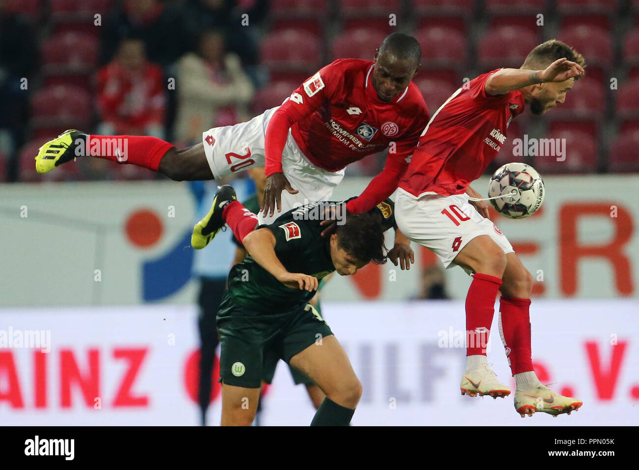 26 September 18 Rhineland Palatinate Mainz Soccer Bundesliga Fsv Mainz 05 Vfl Wolfsburg 5th Matchday In The Opel Arena Anthony Ujah L And Alexandru Maxim R From Mainz And Elvis Rexhbecaj From