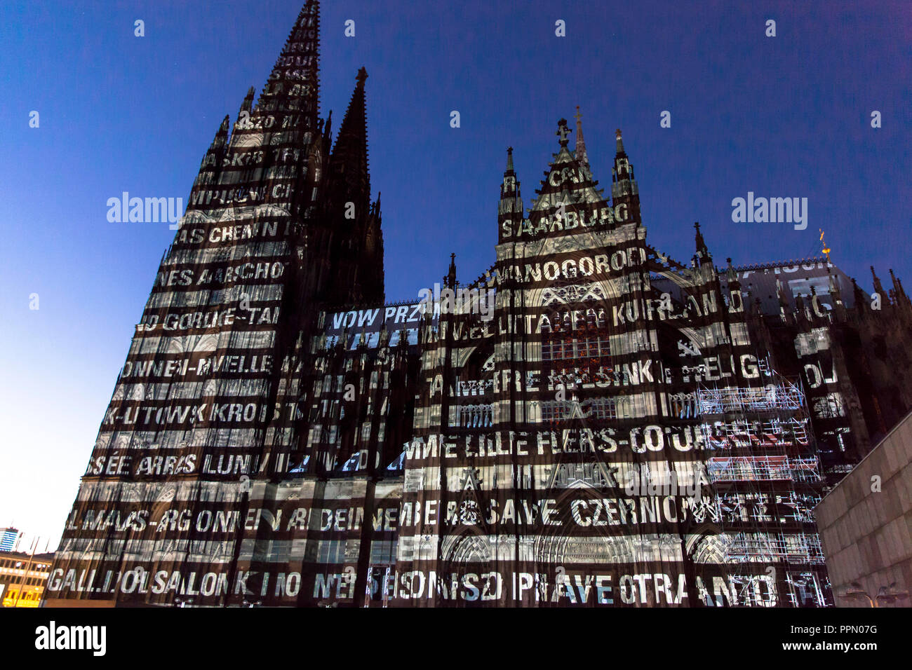 Cologne, Germany, September 26th. 2018. Evening illumination of the cathedral during the cathedral pilgrimage 2018. This is a reminder of the end of World War I 100 years ago. Moving light projections by the artists Detlef Hartung and Georg Trenz on the south facade tell of the futility of war. Credit: Joern Sackermann/Alamy Live News Stock Photo