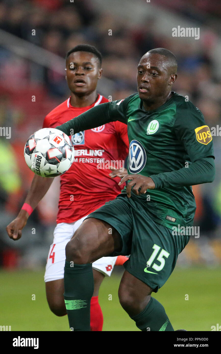 26 September 18 Rhineland Palatinate Mainz Soccer Bundesliga Fsv Mainz 05 Vfl Wolfsburg 5th Matchday In The Opel Arena Ridle Baku L From Mainz And Jerome Roussillon From Wolfsburg Fight For The