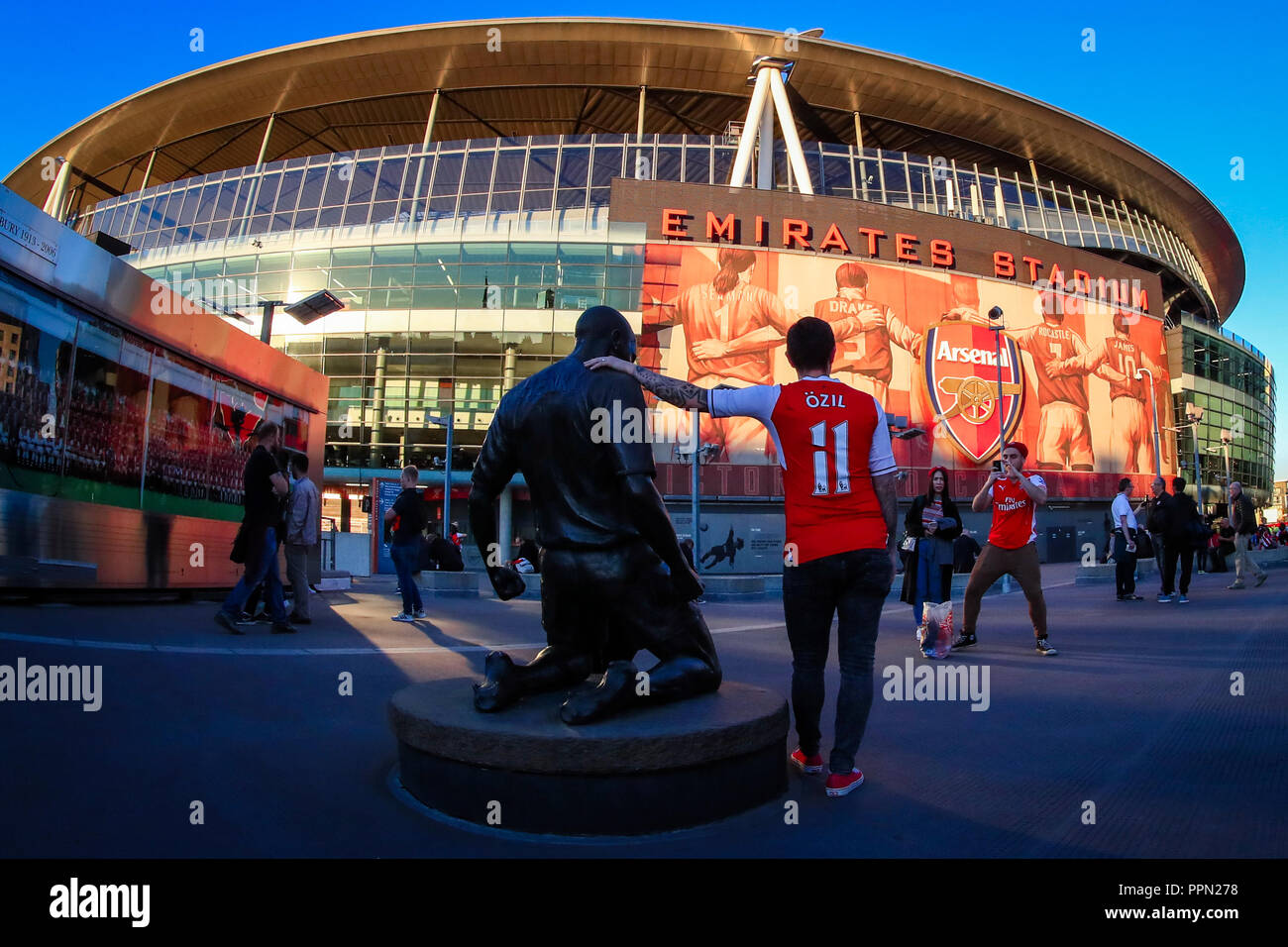 Emirates stadium arsenal statue hires stock photography and images Alamy