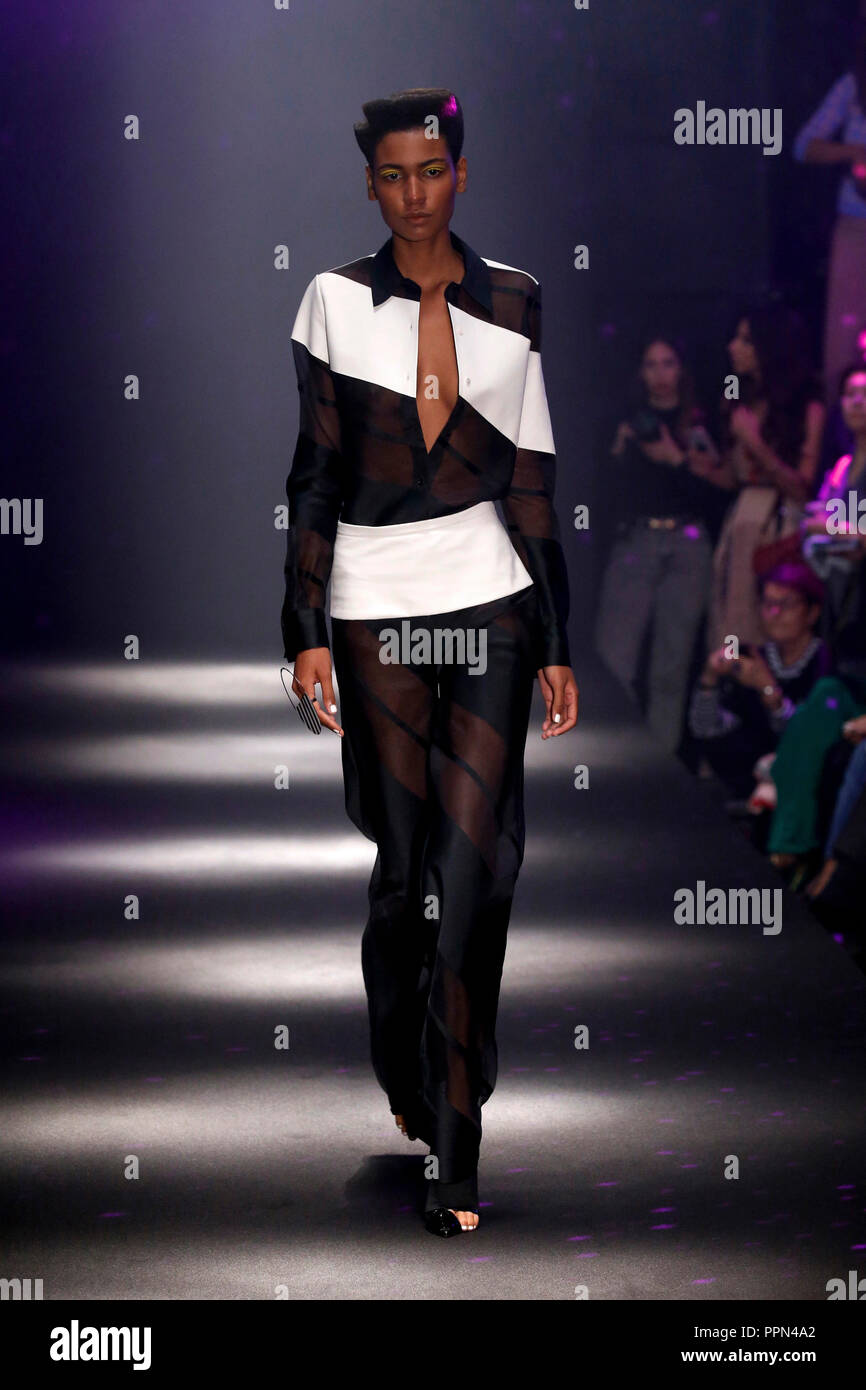 Paris. 26th Sep, 2018. A model presents a creation of Guy Laroche during  the 2019 Spring/Summer Women's collection show in Paris, France on Sept.  26, 2018. Credit: Piero Biasion/Xinhua/Alamy Live News Stock