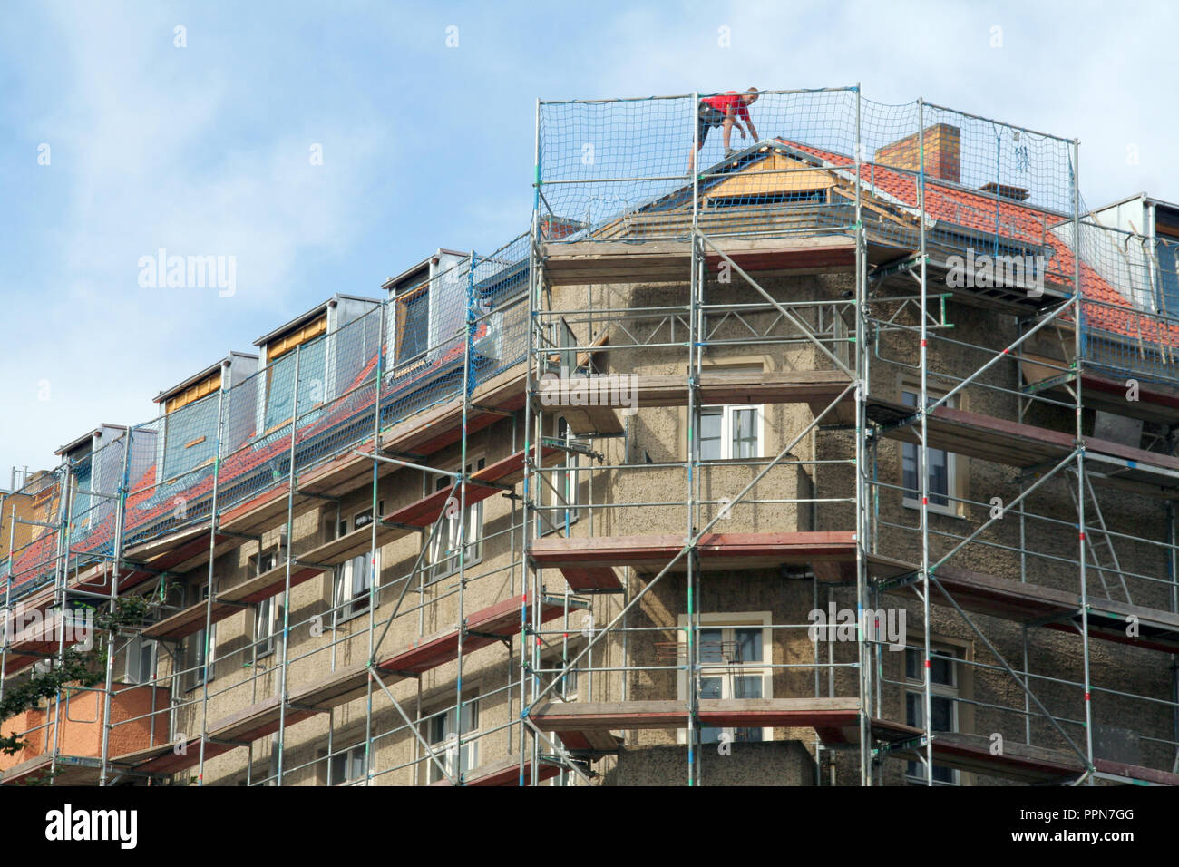 FILED - 21 September 2018, Berlin: Roof extension and renovation of an old building in the district of Prenzlauer Berg. Good apartments are scarce and expensive in many places. According to a study by the Hans Böckler Foundation, which is close to the trade unions, 1.9 million affordable apartments are urgently needed in the 77 major German cities alone. The grand coalition wants to take countermeasures with a construction offensive. Now a proposal is added: the increase of already existing houses. More than one million new apartments could be built on the roofs. Photo: Lothar Ferstl/dpa Stock Photo