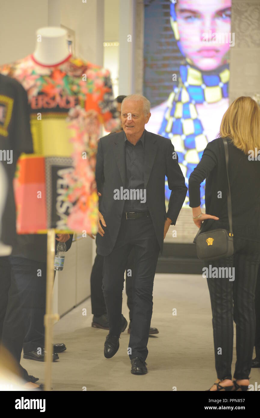 * NO WEB* Milan, Santo Versace goes to greet the employees of Via