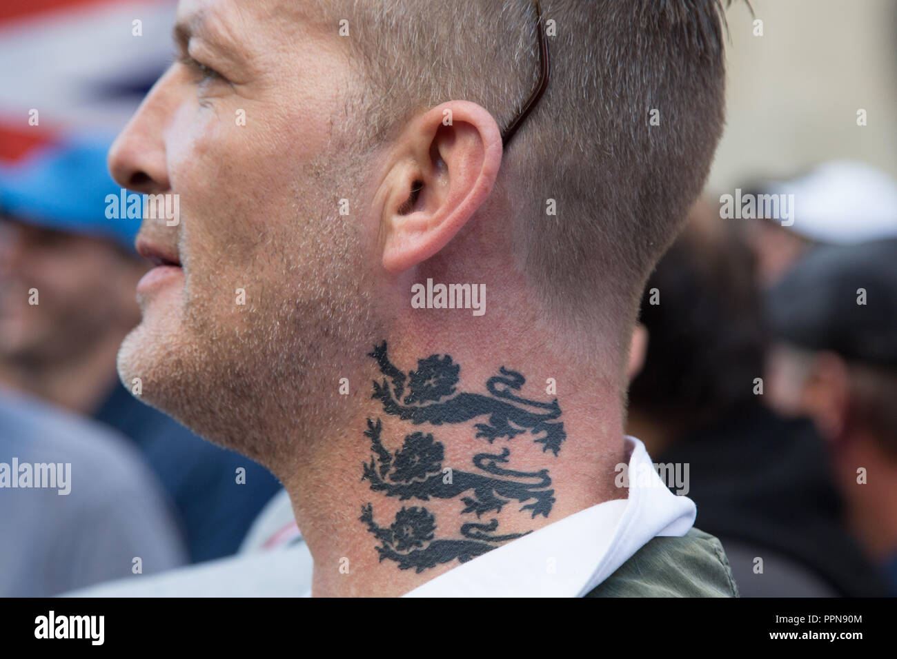 London, UK. 27th Sep, 2018. Tommy Robinson supporters cheer the far-right activist outside court. Credit: Thabo Jaiyesimi/Alamy Live News Stock Photo