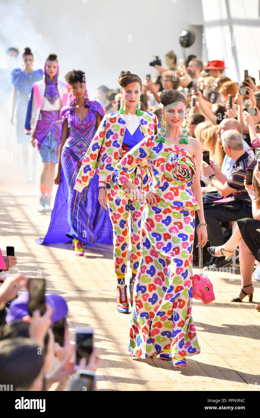 Manish Arora SpringSummer 2019 Collection – Paris Fashion Week Manish Arora SpringSummer 2019 Collection – Paris Fashion Week new photo Manish Arora SpringSummer 2019 Collection – Paris Fashion Week Manish Arora SpringSummer 2019 Collection – Paris Fashion Week new foto