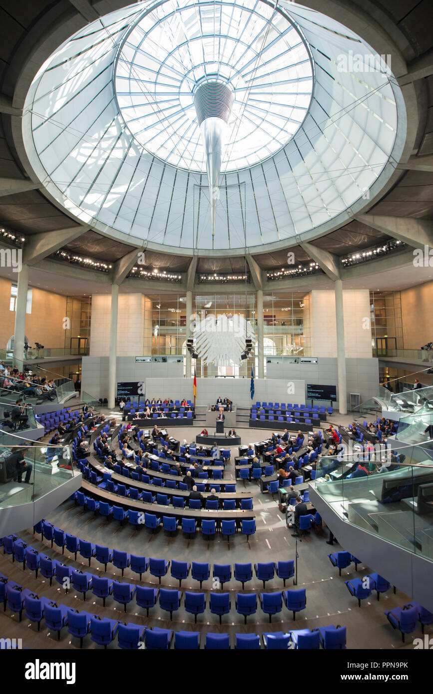 27 September 2018, Berlin: The sun shines over the dome of the