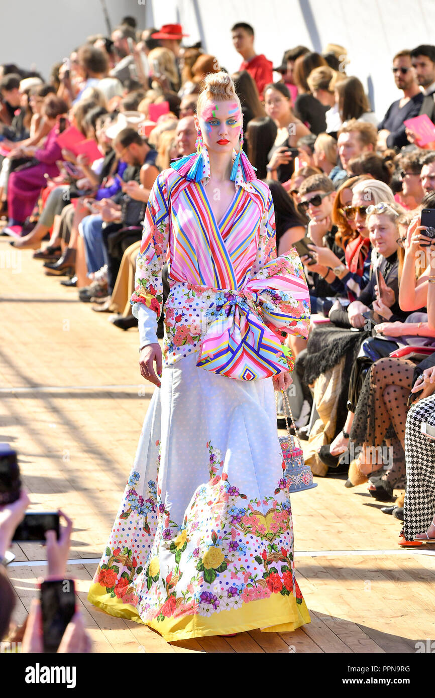 Manish Arora SpringSummer 2019 Collection – Paris Fashion Week recommend Manish Arora SpringSummer 2019 Collection – Paris Fashion Week forecasting