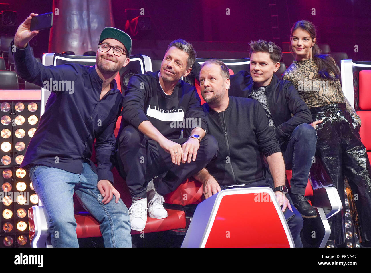 27 September 2018, Berlin: The coaches Mark Forster (l-r), Michael Beck, Smudo, Michael Patrick Kelly and Yvonne Catterfeld make a selfie at the photocall of 'The Voice of Germany'. On 18 October 2018, the 8th season starts at 20.15 on ProSieben. Photo: Jöšrg Carstensen/dpa Stock Photo