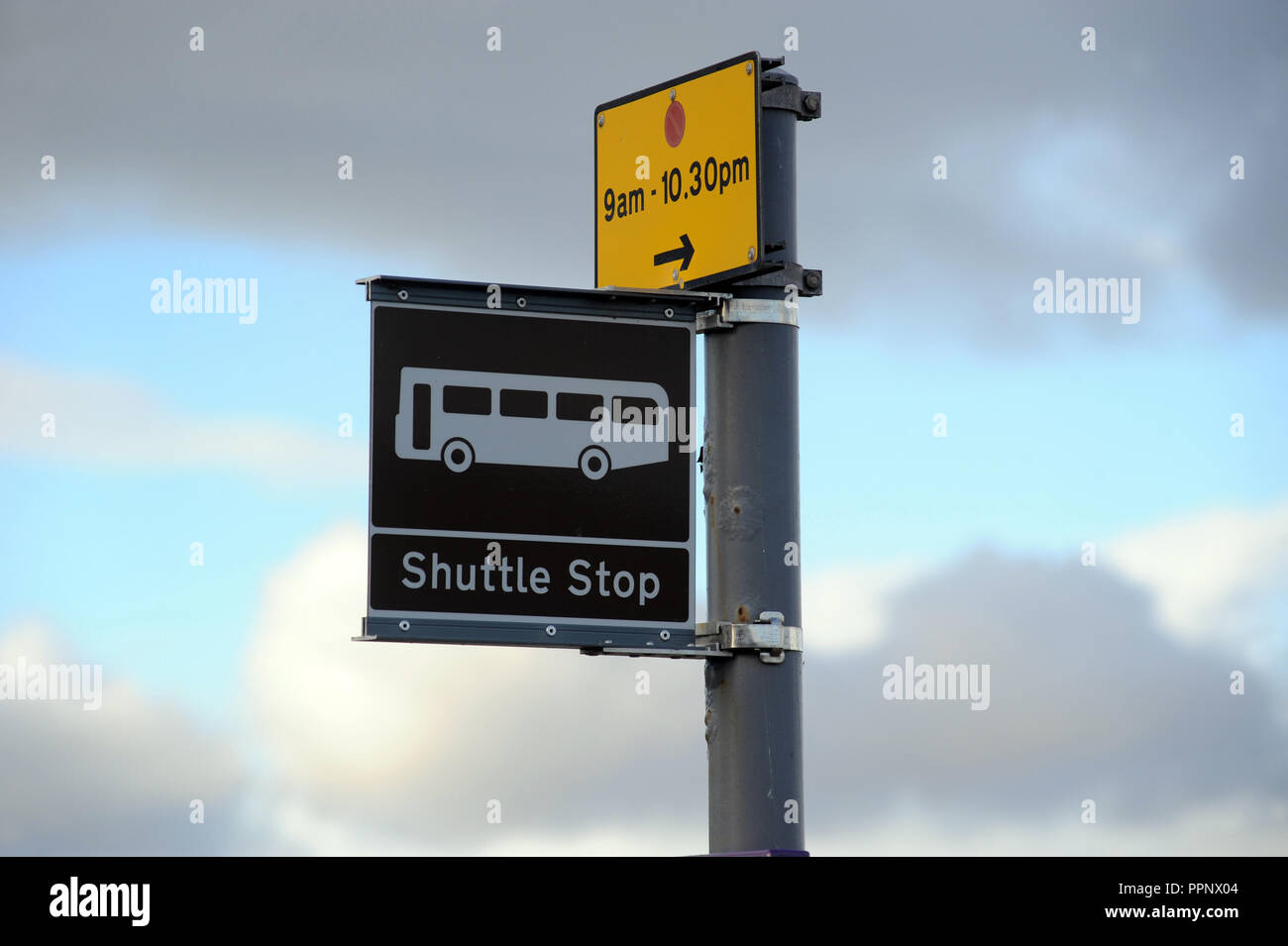 SHUTTLE STOP BUS SIGN WITH PARKING SIGN UK Stock Photo