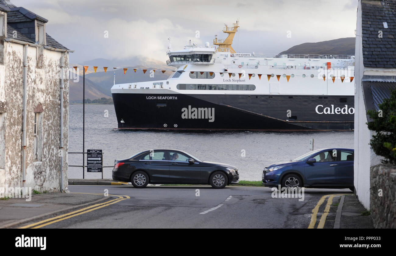 THE LOCH SEAFORTH CALEDONIAN MACBRAYNE FERRY DOCKING AT ULLAPOOL SCOTLAND RE FERRIES ISLANDS TOURISM TOURISTS SCOTTISH ISLAND HOPPING HEBRIDES UK Stock Photo