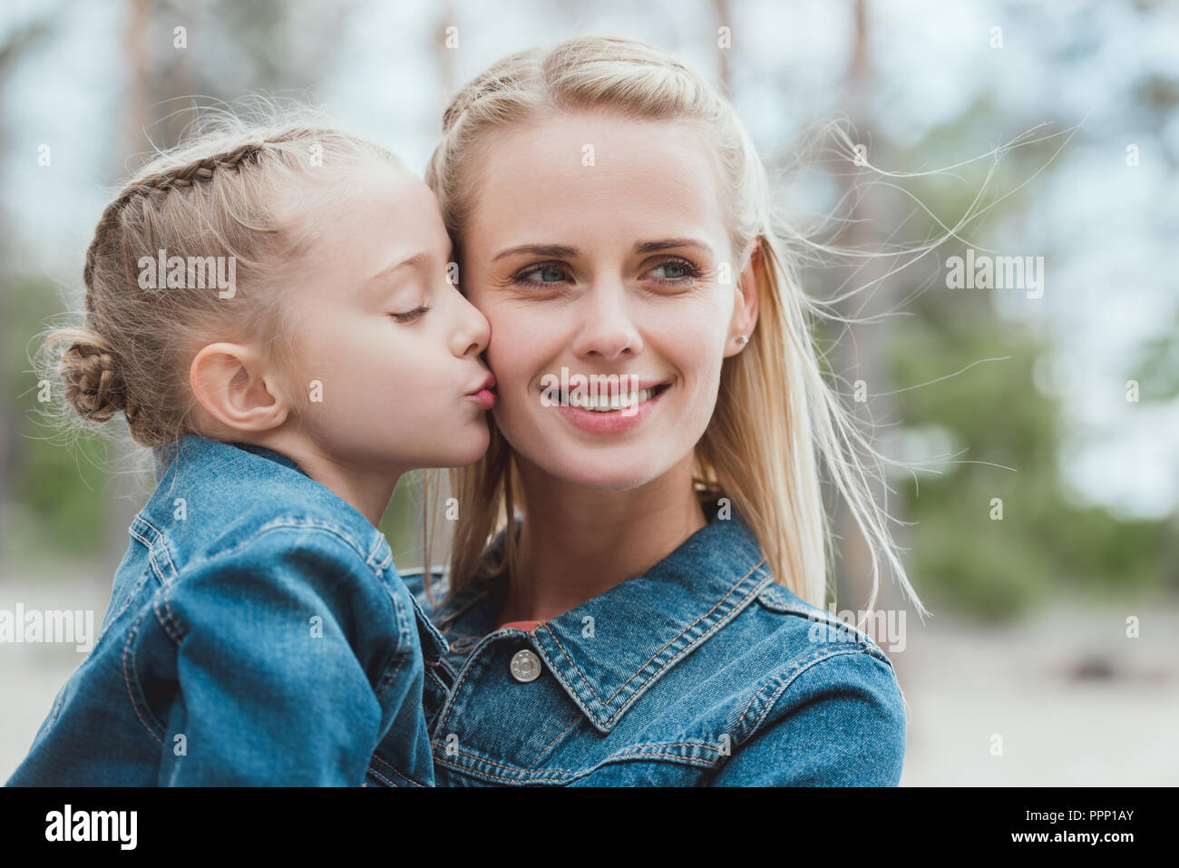 Дочку вместе с другом. Мама целует Ярославу. Саша маленькая белобрысая и ее родители мама и папа.