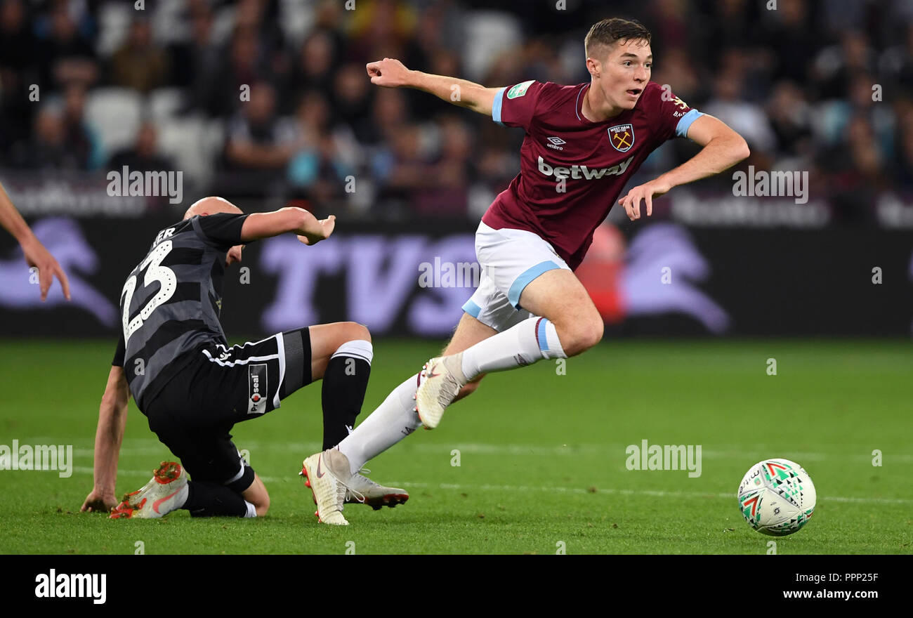 West Ham United's Conor Coventry (right) and Macclesfield Town's Danny Whitaker battle for the ball during the Carabao Cup, Third Round match at London Stadium. PRESS ASSOCIATION Photo. Picture date: Wednesday September 26, 2018. See PA story SOCCER West Ham. Photo credit should read: Joe Giddens/PA Wire. RESTRICTIONS: EDITORIAL USE ONLY No use with unauthorised audio, video, data, fixture lists, club/league logos or 'live' services. Online in-match use limited to 120 images, no video emulation. No use in betting, games or single club/league/player publications. Stock Photo