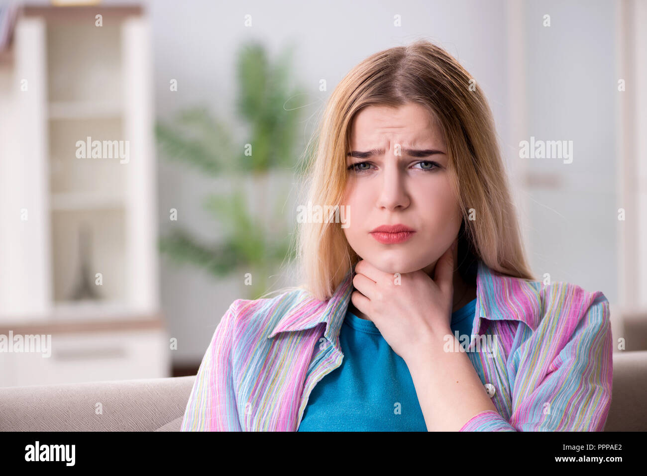 Young woman suffering from sore throat pain Stock Photo Alamy