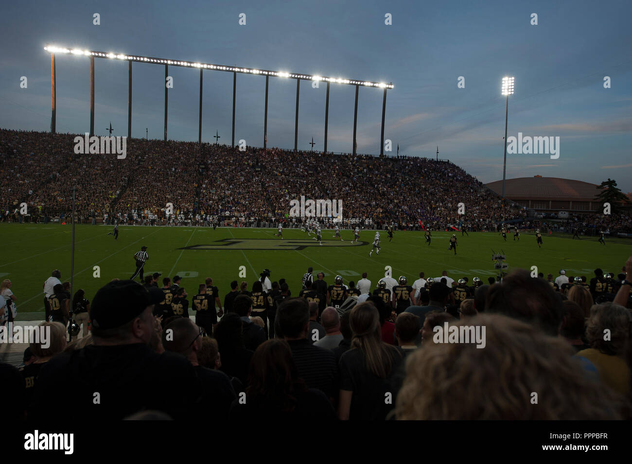 Usa university football crowd hi-res stock photography and images - Page 7  - Alamy