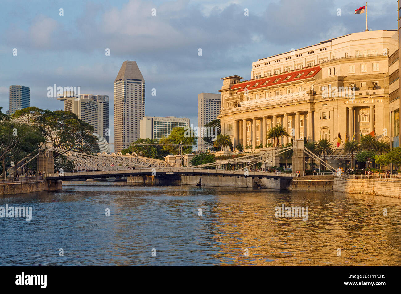 Singapore, Fullerton Hotel and Cavenagh Bridge Stock Photo Alamy
