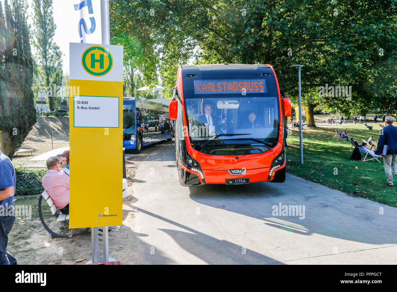 Ein VDL Citea SLFA Electric erreicht eine Show-Haltestelle auf der Innotrans 2018 in Berlin. Stock Photo